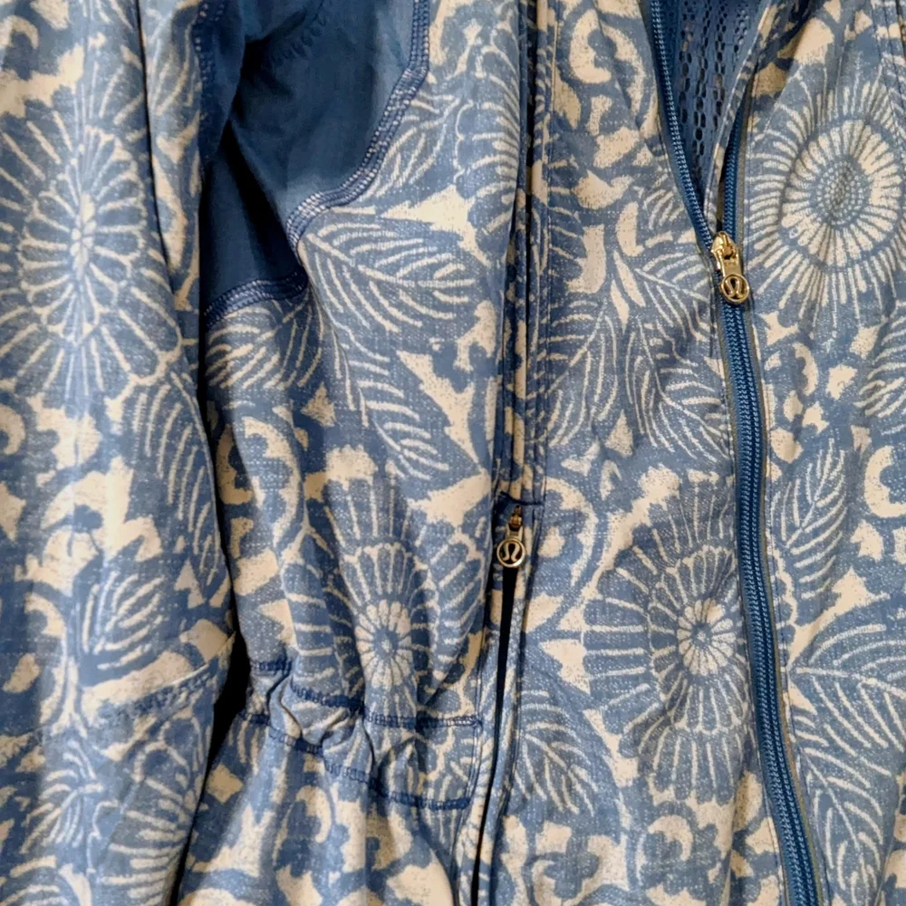 Lululemon Athletica Blue and White Patterned Utility Jacket - Picture 3 of 6